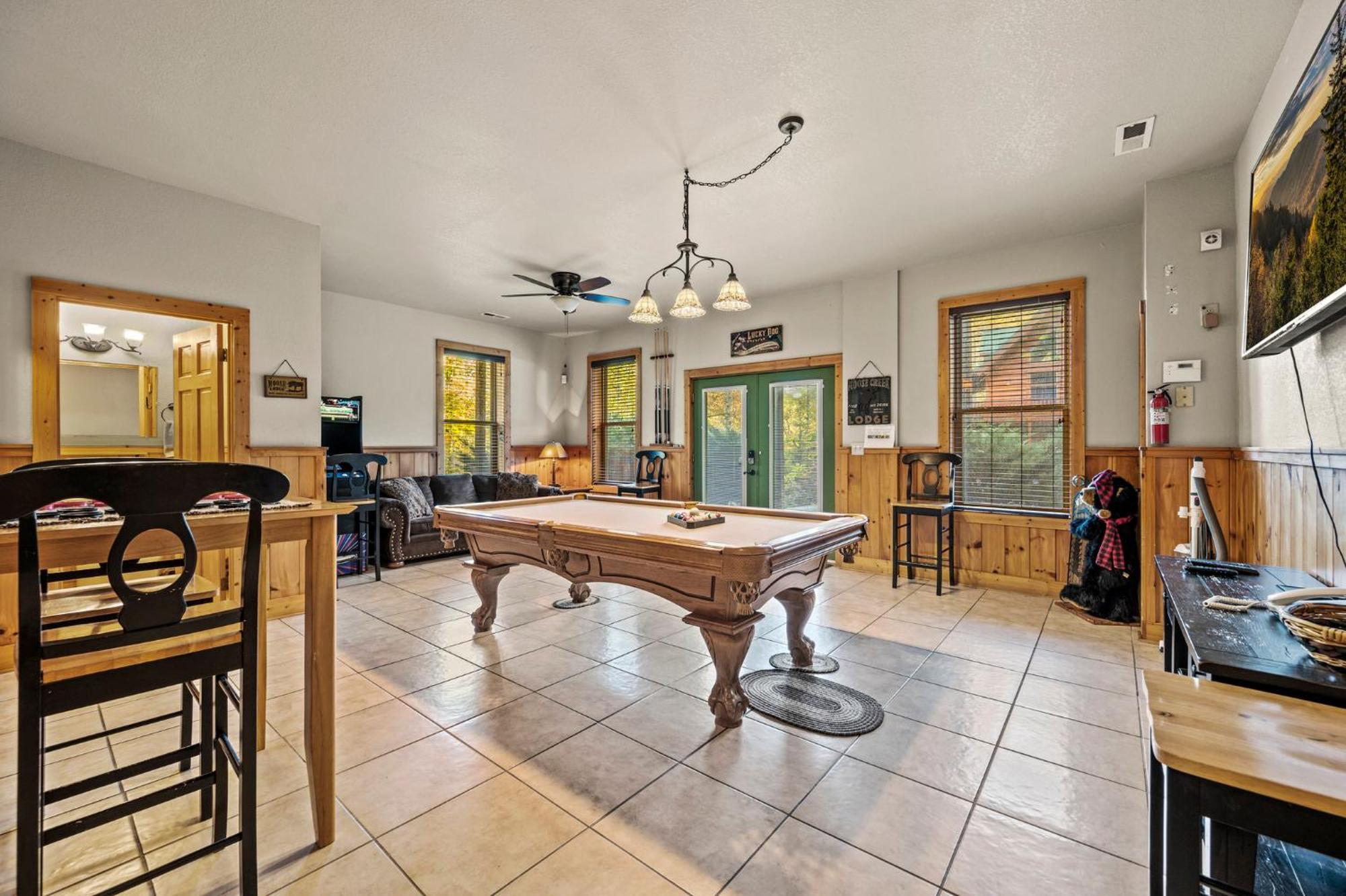 Relaxation Retreat - Pickleball Cabin - Wi-Fi, Fire Pit With Bar, Ev, Game Room, Hot Tub, Pool Access - Mins To Pf Sevierville Esterno foto