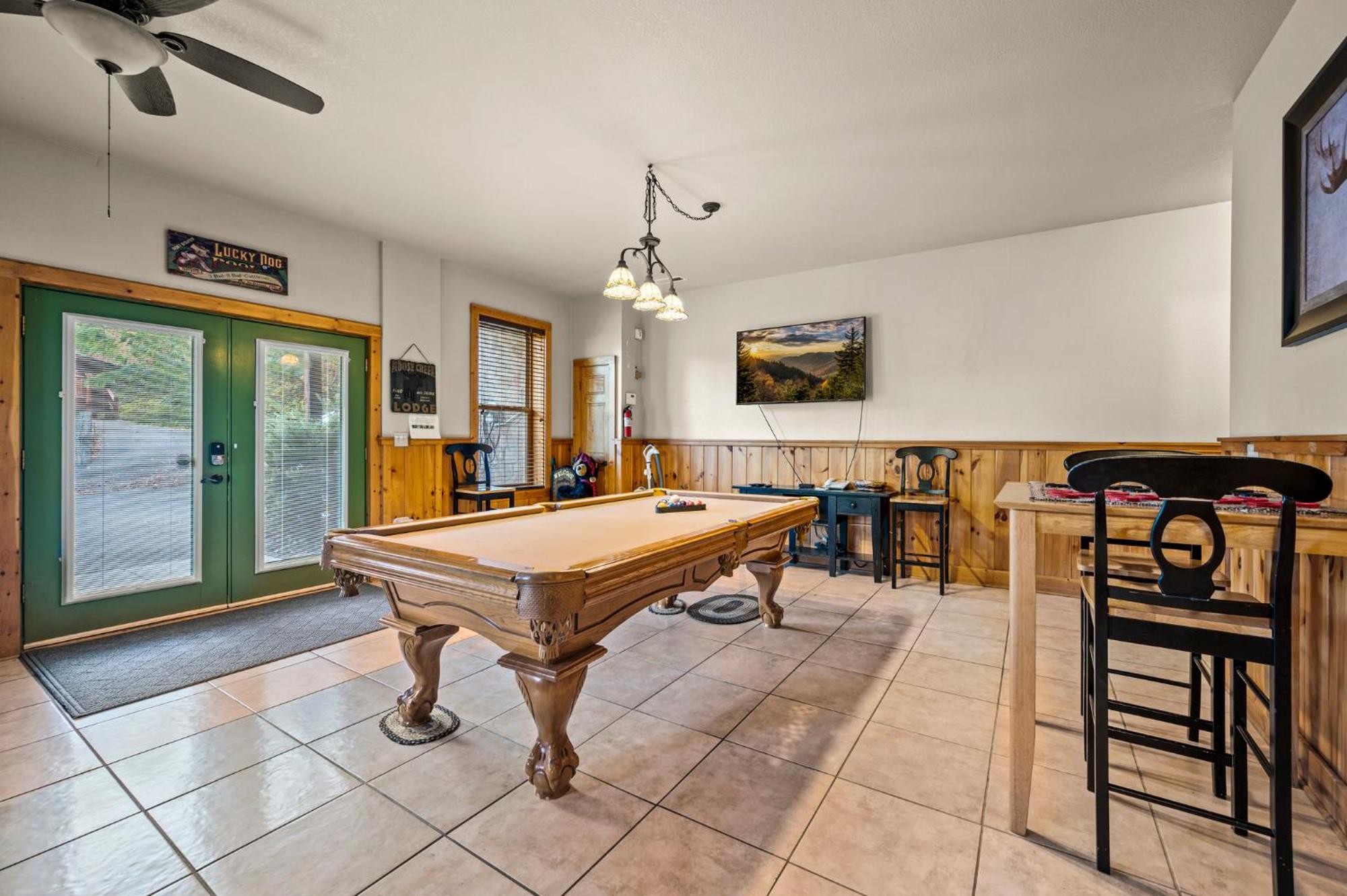 Relaxation Retreat - Pickleball Cabin - Wi-Fi, Fire Pit With Bar, Ev, Game Room, Hot Tub, Pool Access - Mins To Pf Sevierville Esterno foto