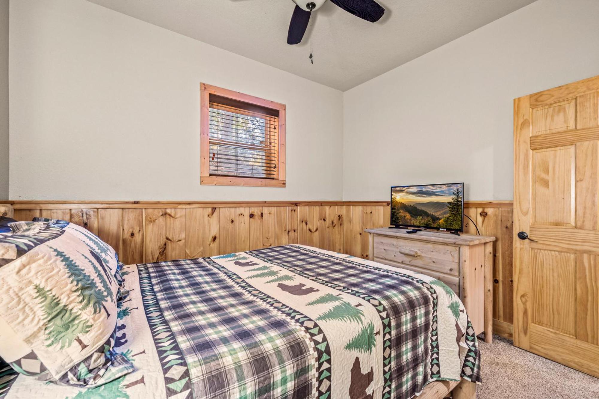 Relaxation Retreat - Pickleball Cabin - Wi-Fi, Fire Pit With Bar, Ev, Game Room, Hot Tub, Pool Access - Mins To Pf Sevierville Esterno foto