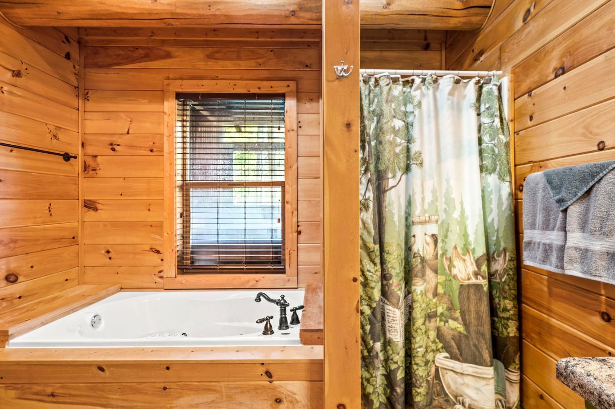 Relaxation Retreat - Pickleball Cabin - Wi-Fi, Fire Pit With Bar, Ev, Game Room, Hot Tub, Pool Access - Mins To Pf Sevierville Esterno foto